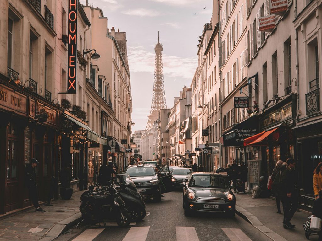 Paris - Strassenansicht auf den Eiffelturm